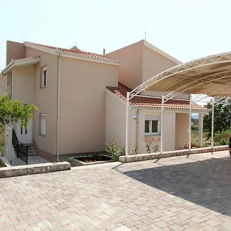 Dinka Διαμέρισμα *